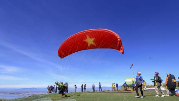 80 vận động viên tham dự giải dù lượn “Bay trên Tiên Sa”